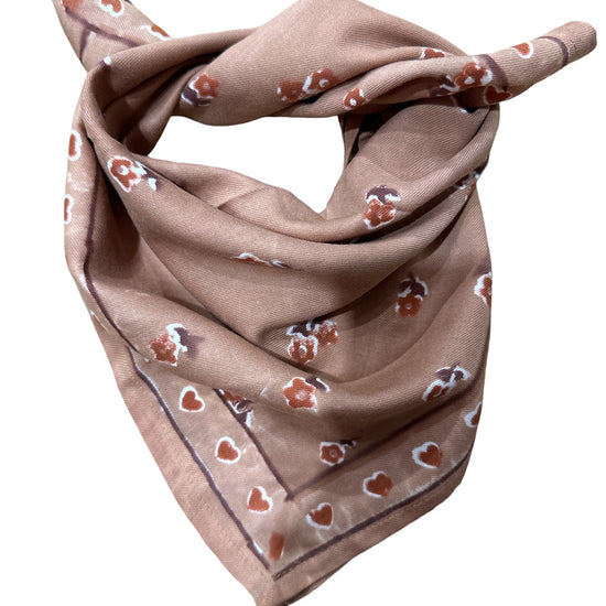 Foulards Bébé, Enfant et Adulte Venez découvrir nos foulards pour toute la famille, fabriqués en Inde grâce à la méthode du blockprint.