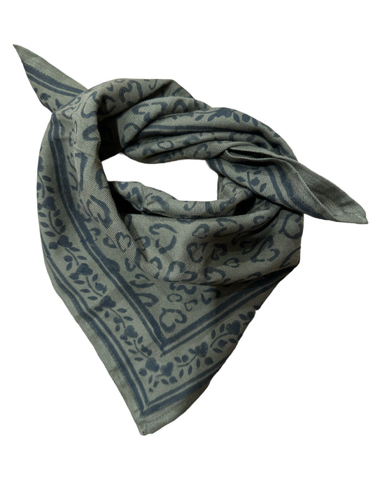 Foulards Bébé, Enfant et Adulte Venez découvrir nos foulards pour toute la famille, fabriqués en Inde grâce à la méthode du blockprint.