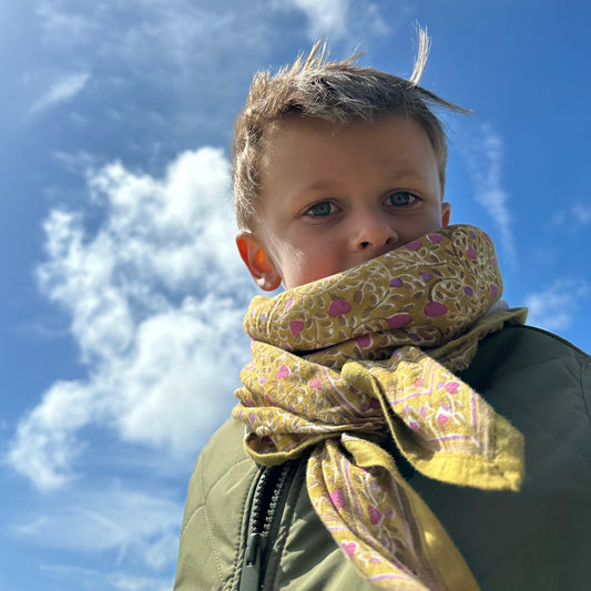 Foulards Bébé, Enfant et Adulte Venez découvrir nos foulards pour toute la famille, fabriqués en Inde grâce à la méthode du blockprint.