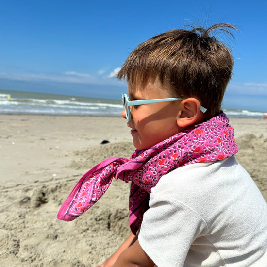 Foulards Bébé, Enfant et Adulte Venez découvrir nos foulards pour toute la famille, fabriqués en Inde grâce à la méthode du blockprint.