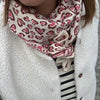 Foulard Adulte Leo Cerise  100 cm