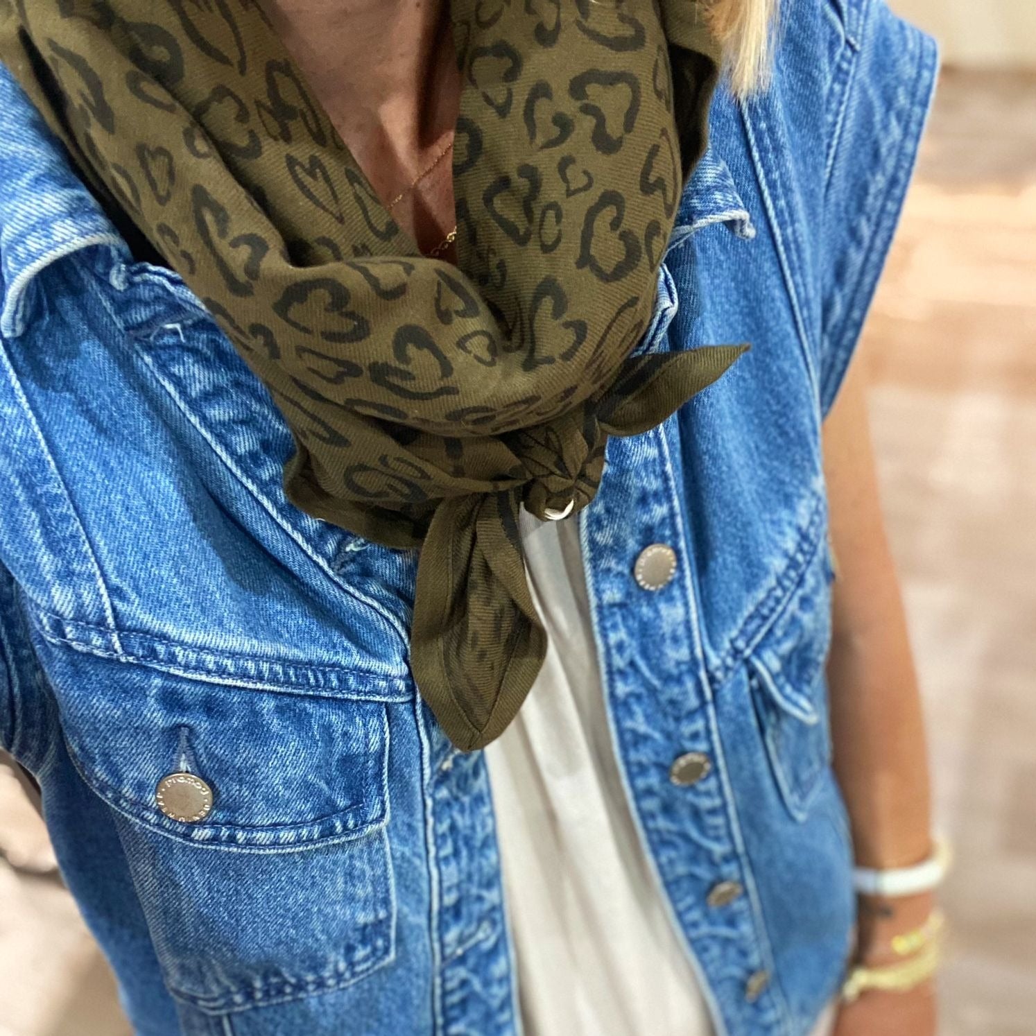 Foulards Bébé, Enfant et Adulte Venez découvrir nos foulards pour toute la famille, fabriqués en Inde grâce à la méthode du blockprint.