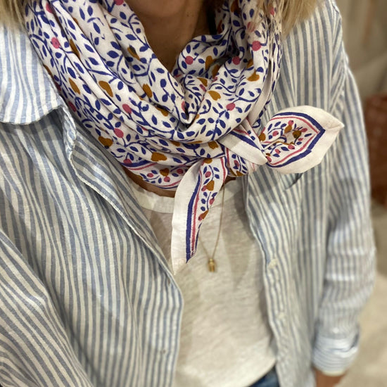 Foulards Bébé, Enfant et Adulte Venez découvrir nos foulards pour toute la famille, fabriqués en Inde grâce à la méthode du blockprint.